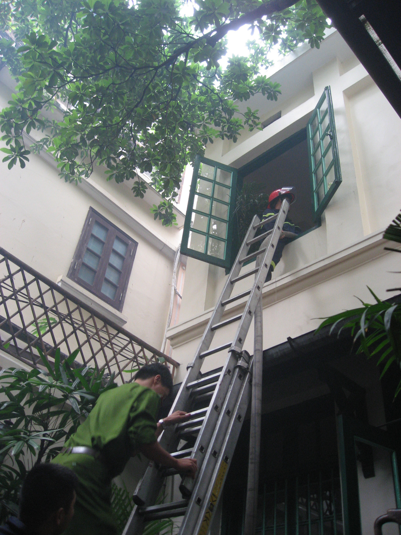 Lực lượng PCCC tiếp cận hiện trường