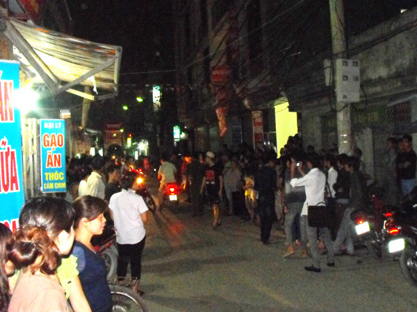 Cái chết của cô gái gây xôn xao dư luận, thu hút sự quan tâm của người dân hiếu kỳ