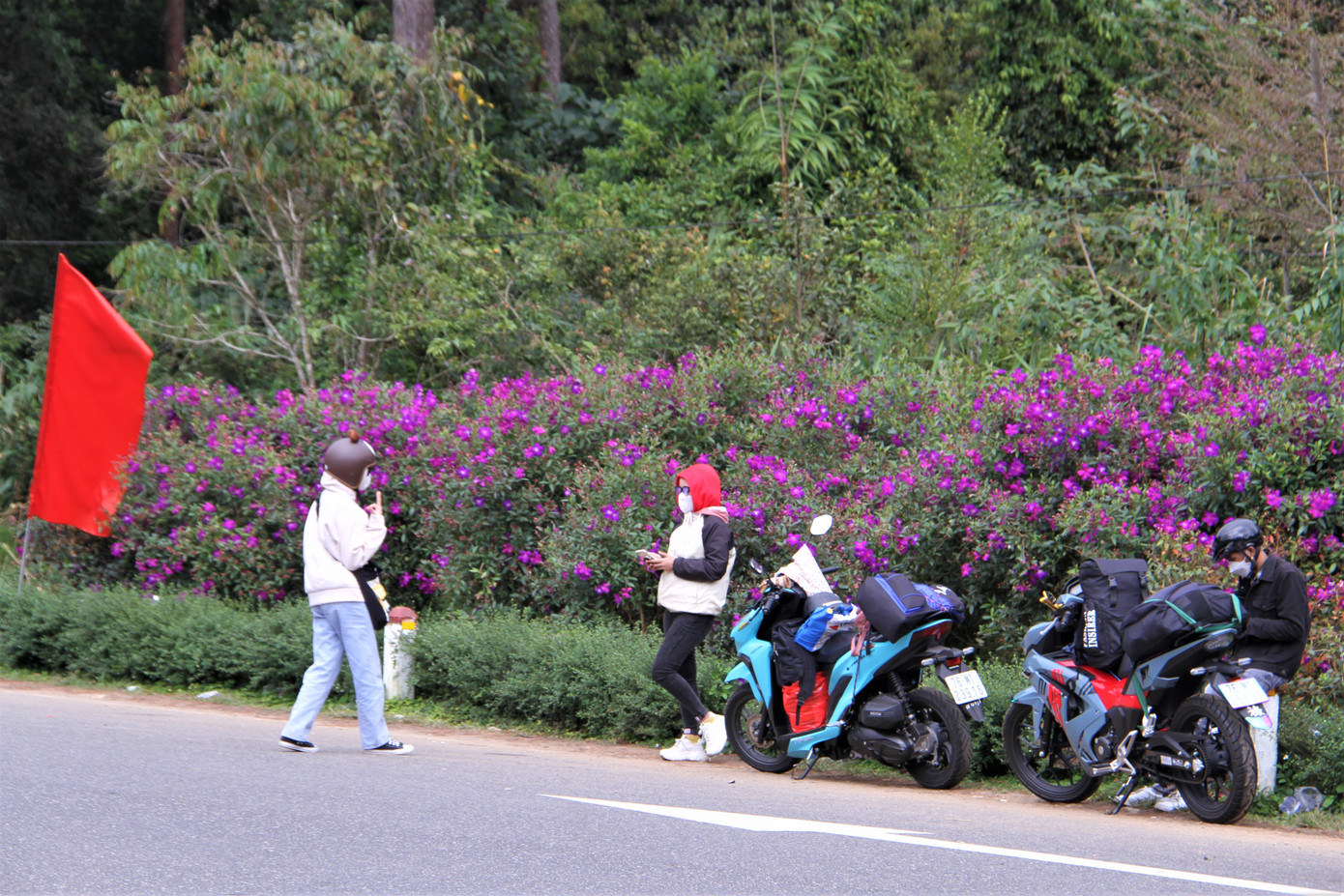 Nhiều nhóm bạn trẻ đi phượt bằng xe máy đến Măng Đen.