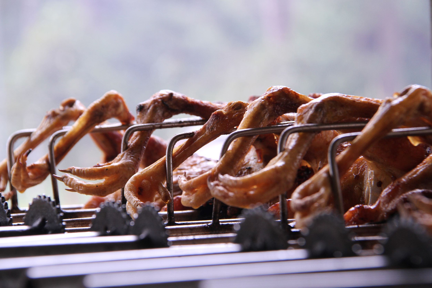 Theo chị Y Trong, gà được nuôi thả tự nhiên nên thịt săn chắc và thơm ngon.