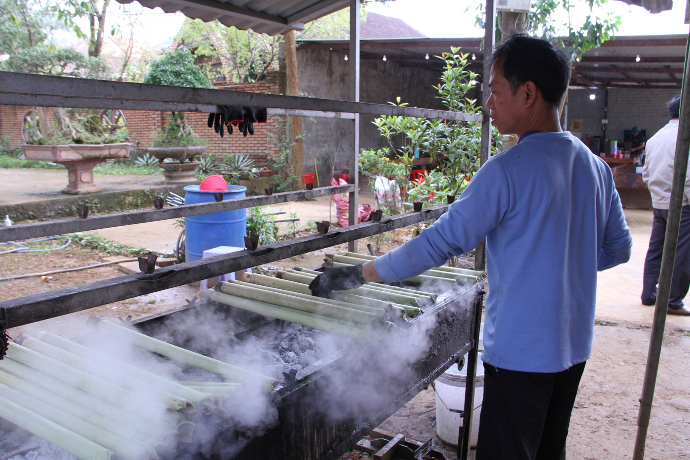 Theo người nhà của anh Phiến, làm cơm lam cũng phải có bí quyết. Đó là chọn ống nứa tươi, gạo vo thật sạch, ngâm kỹ và trộn một ít dầu phụng để thêm dẻo, đồng thời chống bám dính vào thành ống nứa khi ăn. Sau công đoạn ngâm và làm sạch, gạo được trộn với nước lá dứa trước khi dồn vào ống nứa để cơm thơm và có màu xanh bắt mắt. Trước khi đặt lên bếp nướng, nút chặt ống cơm bằng lá dứa để giữ nước và mùi thơm của cơm bên trong.