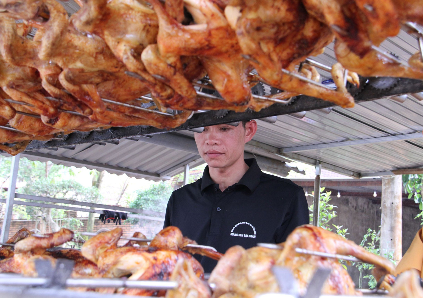 Anh Lê Công Phiến (34 tuổi) chủ quán gà nướng cơm lam cho biết anh và gia đình định cư ở Măng Đen được 10 năm và bắt đầu làm dịch vụ gà nướng, cơm lam được 4 năm.