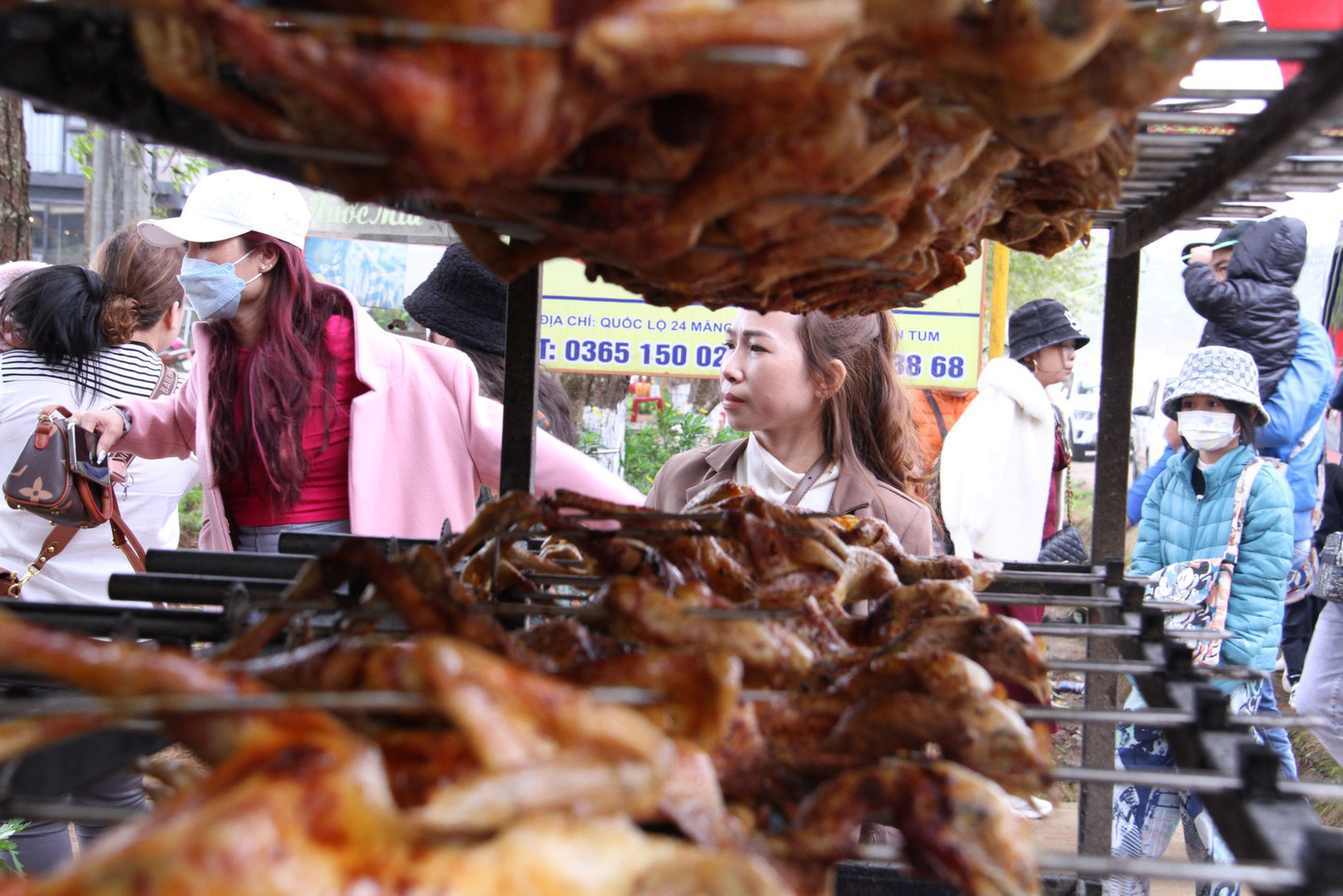 Đó cũng chính là lý do không một du khách nào có thể cưỡng lại sự hấp dẫn của đặc sản gà nướng, cơm lam khi đến với Măng Đen, nhất là những ngày lạnh giá này.