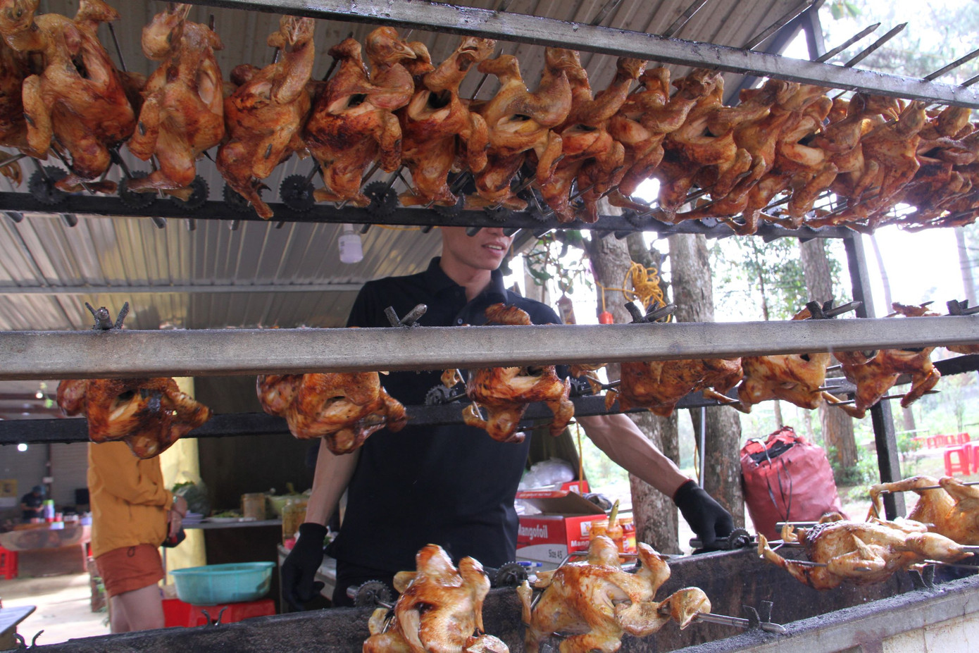 Mỗi ngày anh bán được khoảng 200 con, có những lúc cao điểm lễ, Tết bán được nhiều hơn. Riêng những ngày sau Tết Qúy Mão 2023, do thời tiết lạnh, khách du lịch đến nhiều nên anh bán được 400 con gà và khoảng 1.000 ống cơm lam mỗi ngày.