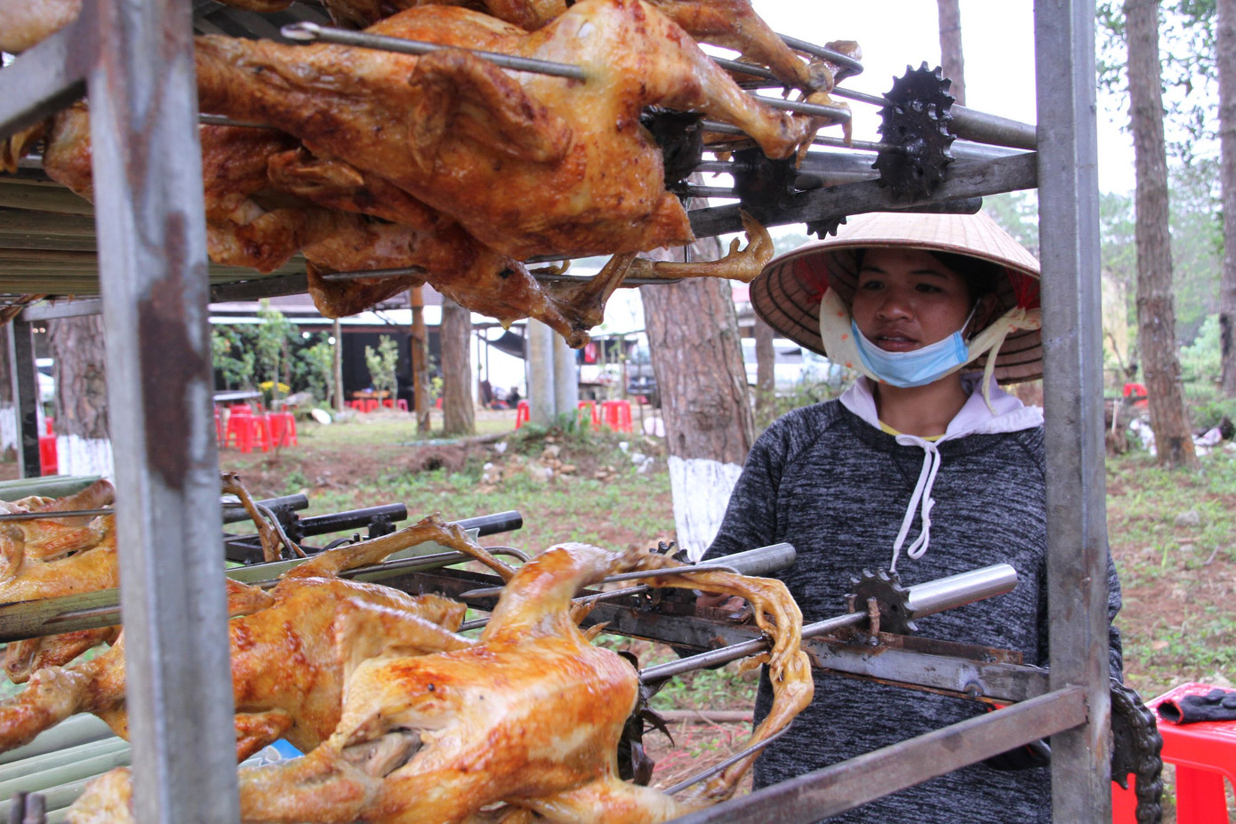 Chị Y Trong (30 tuổi), một người dân địa phương cho biết chị và gia đình đã kinh doanh dịch vụ gà nướng và cơm lam nướng phục vụ khách du lịch được 5 năm. Ngoài chị đứng bếp chính còn có chồng và em gái phụ giúp.