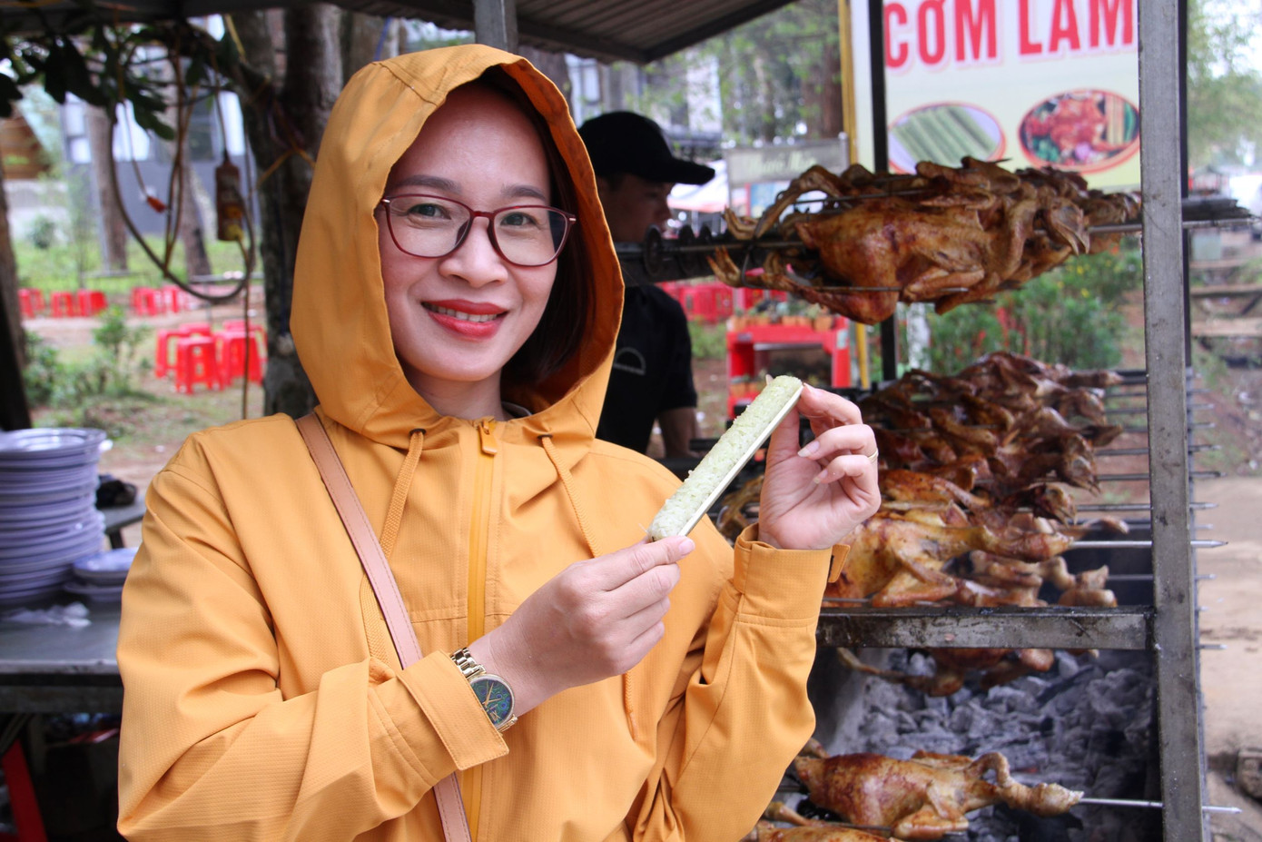 Chị Thúy Phượng, một du khách đến từ TPHCM cho biết gà và cơm lam ở Măng Đen đặc biệt thơm, ngon và có nhiều khác biệt so với sản phẩm cùng loại ở các nơi khác mà chị từng biết. Một mặt vì người dân ở đây có bí quyết chế biến riêng, mặt khác thời tiết mát lạnh, phong cảnh thơ mộng cũng giúp cho món gà nướng, cơm lam trở nên ngon và hấp dẫn hơn.