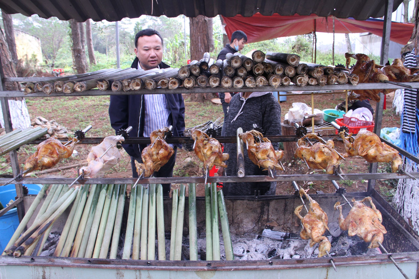 Mỗi ngày chị Y Trong bán 20-30 con gà nướng, trọng lượng khoảng 1,6 kg/con, giá bán 250.000 đồng con và khoảng 100 ống cơm lam với giá 20.000 đồng/ống. Lợi nhuận thu về khoảng 70-80.000 đồng/con gà, tốt hơn rất nhiều so với làm nương rẫy.