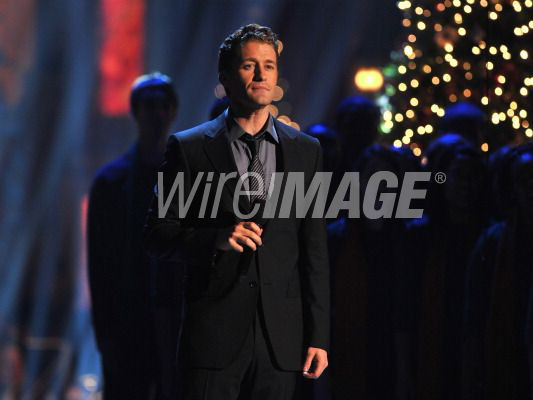 Nam diễn viên Matthew Morrison của show truyền hình Glee cũng biểu diễn tại chương trình