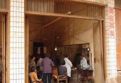 Hiện tại tiệm cắt tóc của ông Wang vẫn hoạt động rất tốt dù dùng phương pháp cổ xưa