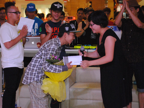 Đại diện BTC cuộc thi đã trao cho Hoa Đức Công số tiền 20 triệu VNĐ 