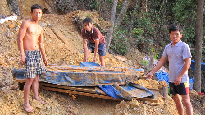 Các đối tượng bị tạm giữ cùng máy móc đào đãi vàng - Ảnh: Thái Sơn (Tuổi Trẻ)