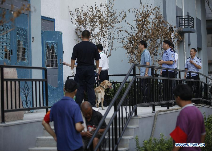 Cảnh sát được tăng cường giám sát, theo dõi chặt chẽ tình hình quanh tòa án. Cảnh sát được tăng cường giám sát, theo dõi chặt chẽ tình hình xung quanh tòa án