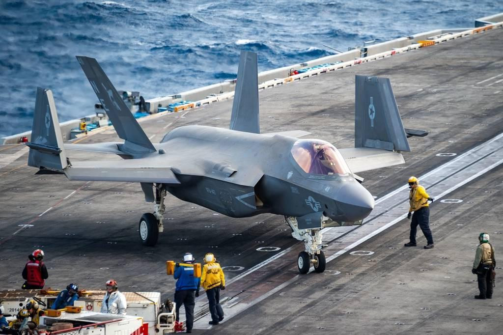 Chiếc máy bay tàng hình F-35C Lightning II trên tàu sân bay Carl Vinson hôm 20/1/2022 trên Biển Đông. Ảnh: US Navy. Chiếc máy bay tàng hình F-35C Lightning II trên tàu sân bay Carl Vinson hôm 20/1/2022 trên Biển Đông. Ảnh: US Navy.