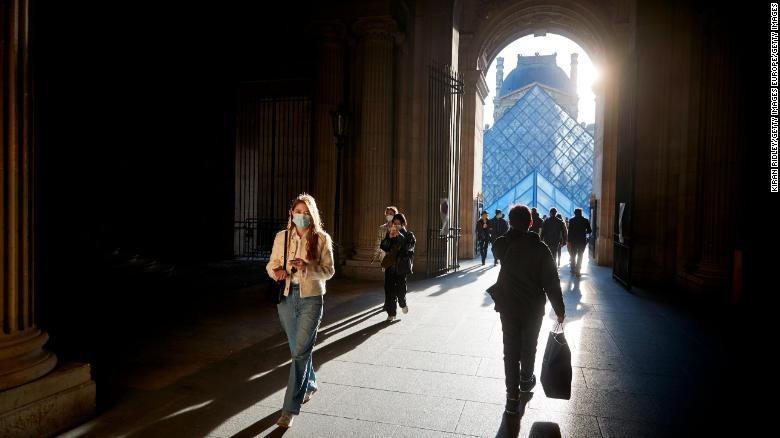 Người dân Paris và khách du lịch đi qua sân của Bảo tàng Louvre vào ngày đầu năm mới 2022. Ảnh: Getty Images. Người dân Paris và khách du lịch đi qua sân của Bảo tàng Louvre vào ngày đầu năm mới 2022. Ảnh: Getty Images.