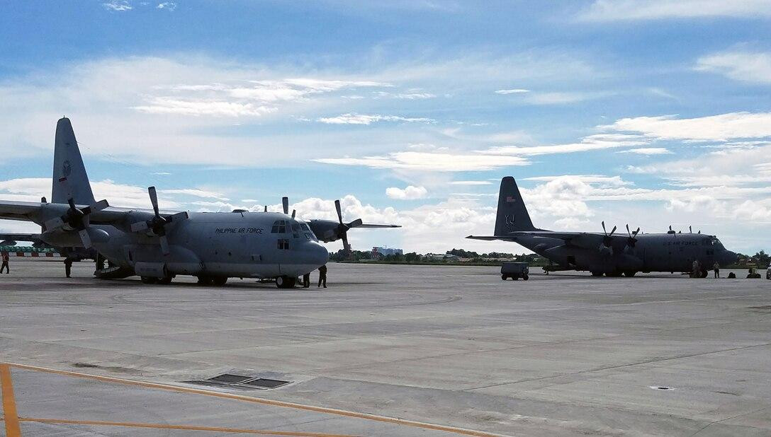Hai chiếc máy bay vận tải C-130 của Không quân Mỹ và Philippines tại căn cứ không quân Mactan-Benito Ebuen của Philippines. Ảnh: US Air Force.