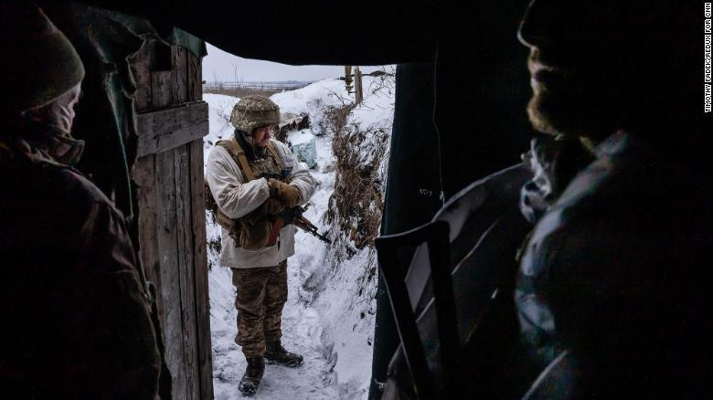 Binh sĩ Ukraine trong chiến hào ở vùng Donbas. Ảnh: CNN.