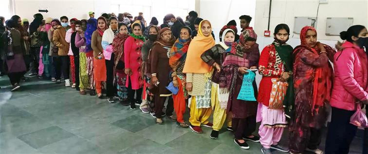 Phụ nữ Ấn Độ xếp hàng tại một trung tâm tiêm chủng. Ảnh: Tribune News.