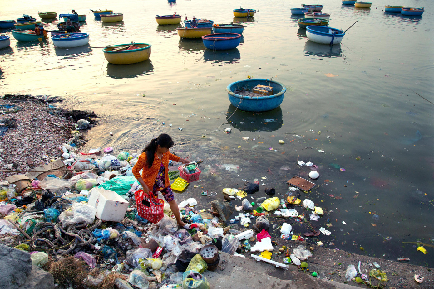 Rác thải của người dân đã làm xâm thực bờ kè. Ảnh: Lê Minh Quốc.