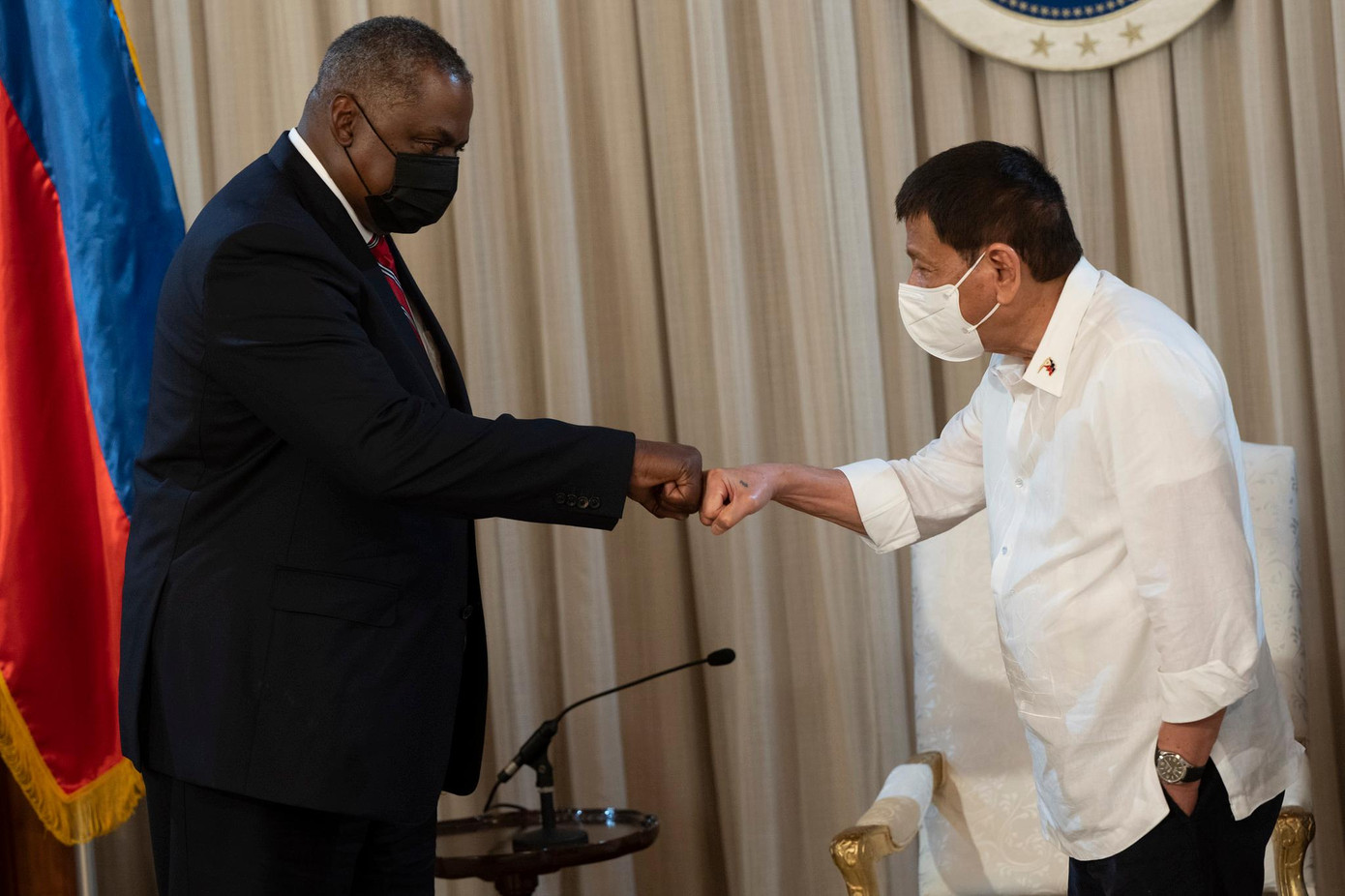 Tổng thống Philippines Rodrigo Duterte gặp Bộ trưởng Quốc phòng Mỹ Lloyd Austin ngày 29/7/2021. Ảnh: USNI.