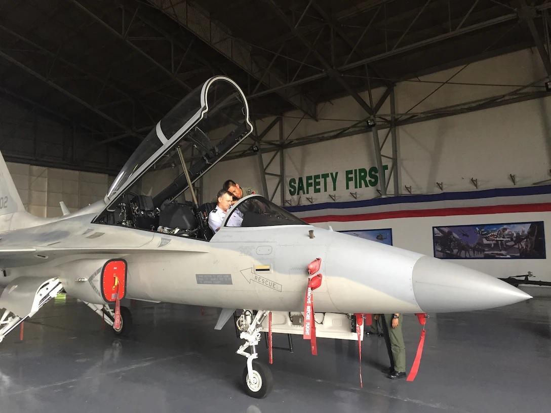 Phi công Philippines và Mỹ trao đổi kinh nghiệm tại căn cứ không quân Clark của Philippines. Ảnh: