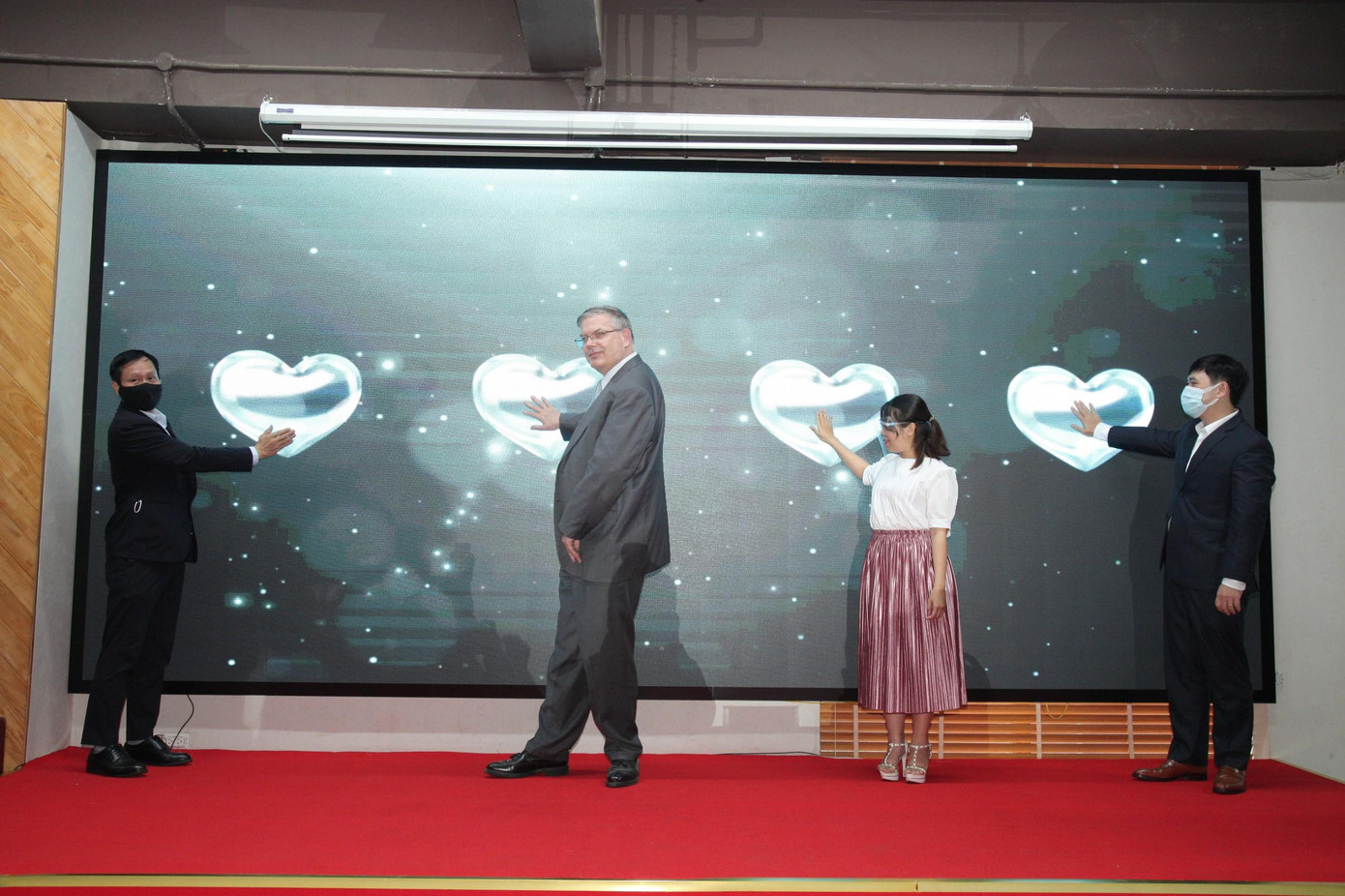 Khoảnh khắc thể hiện quyết tâm hành động vì môi trường và xã hội tại lễ khởi động chiến dịch “Non, biển chung tay - Dọn ngay rác nhựa” ngày 24/1 ở Hà Nội. Ảnh: Diệu Linh.