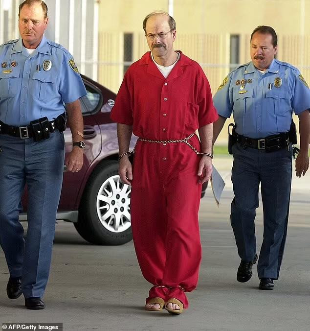 Sát nhân hàng loạt Dennis Rader đang được dẫn giải tới nhà tù năm 2005. Ảnh: Getty Images.
