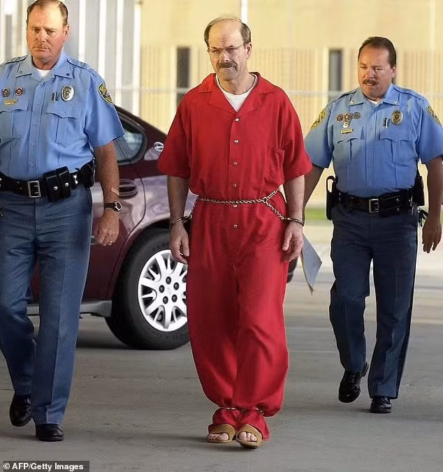 Sát nhân hàng loạt Dennis Rader đang được dẫn giải tới nhà tù năm 2005. Ảnh: Getty Images.