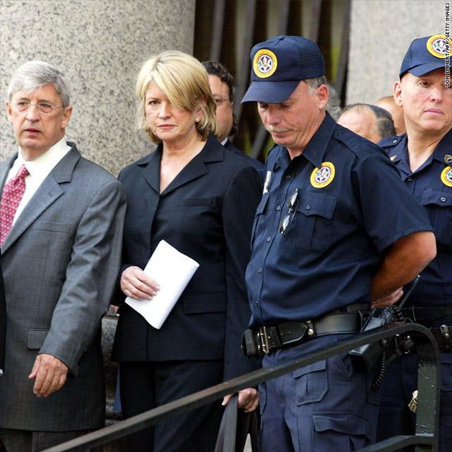 Nữ doanh nhân Martha Stewart bên ngoài tòa án. Ảnh: Getty Images.