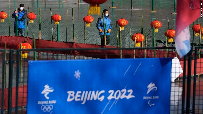 Công nhân chuẩn bị bề mặt băng cho các hoạt động mùa đông cho đêm cuối năm 2021. Ảnh: AP.