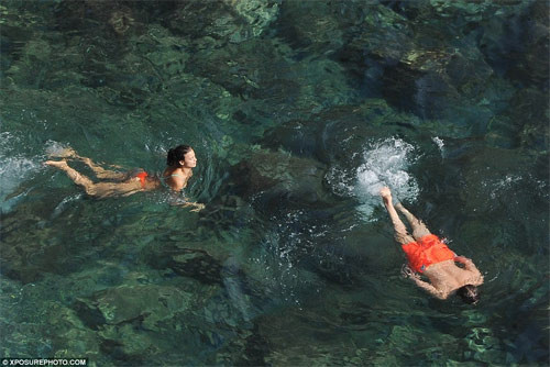 Bồ cũ Ronaldo đắm đuối 'khóa môi' tình mới bên bờ biển ảnh 7