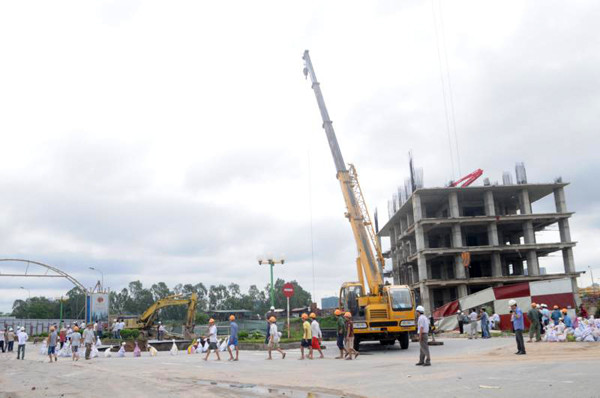 Sáng 22-8, công tác khắc phục sự cố sụt lún đường trục Bắc Hà Đông bắt đầu được triển khai