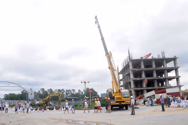 Sáng 22-8, công tác khắc phục sự cố sụt lún đường trục Bắc Hà Đông bắt đầu được triển khai