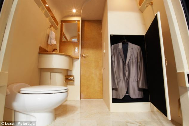 Chiếc xe có một nhà vệ sinh sang trọng, bồn rửa mạ vàng, sàn bằng đá cẩm thạch, một tủ treo áo ẩn bên trong