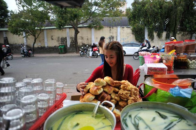 Dù vậy, ngoài bánh tráng trộn, Bảo Chi còn bán thêm các loại đồ ăn vặt khác 