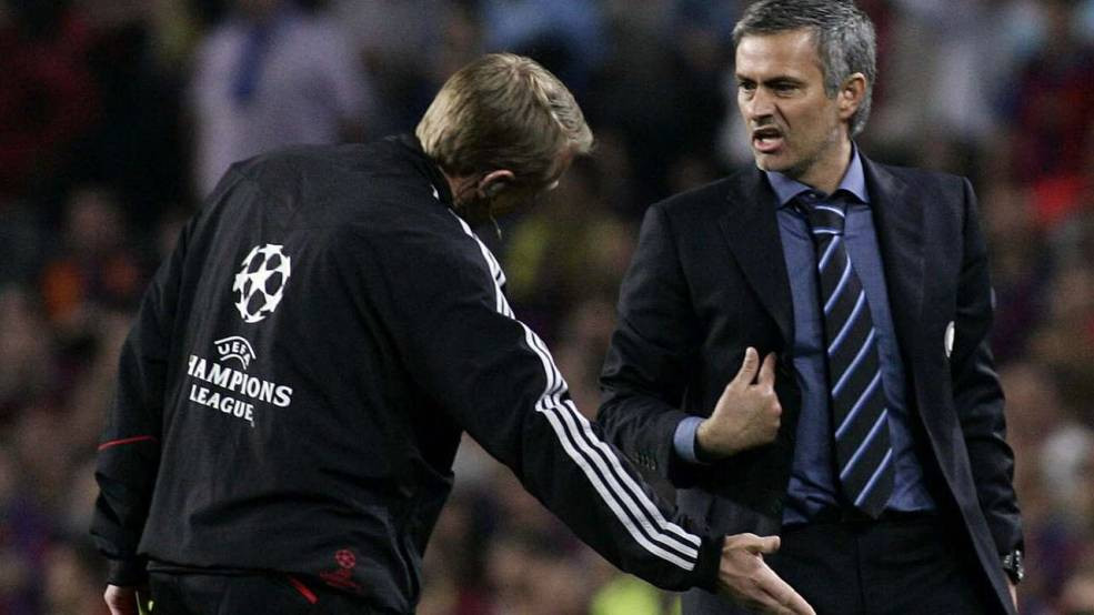 Luôn tranh cãi với trọng tài là đặc sản của Mou. Luôn tranh cãi với trọng tài là đặc sản của Mou