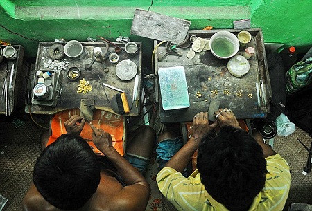 Nghề “quét cát tìm vàng” trên đường phố ảnh 11