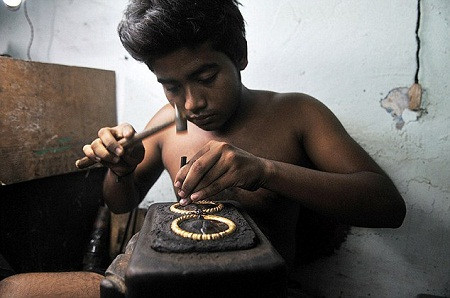 Nghề “quét cát tìm vàng” trên đường phố ảnh 10