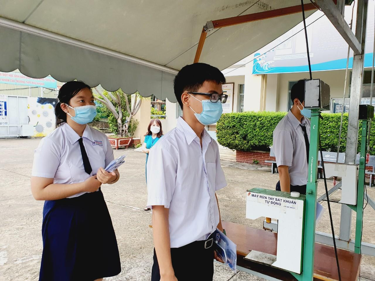 Thí sinh 'thở phào' khi hoàn thành bài thi tổ hợp, cập nhật giải đề 6 môn thi ảnh 12