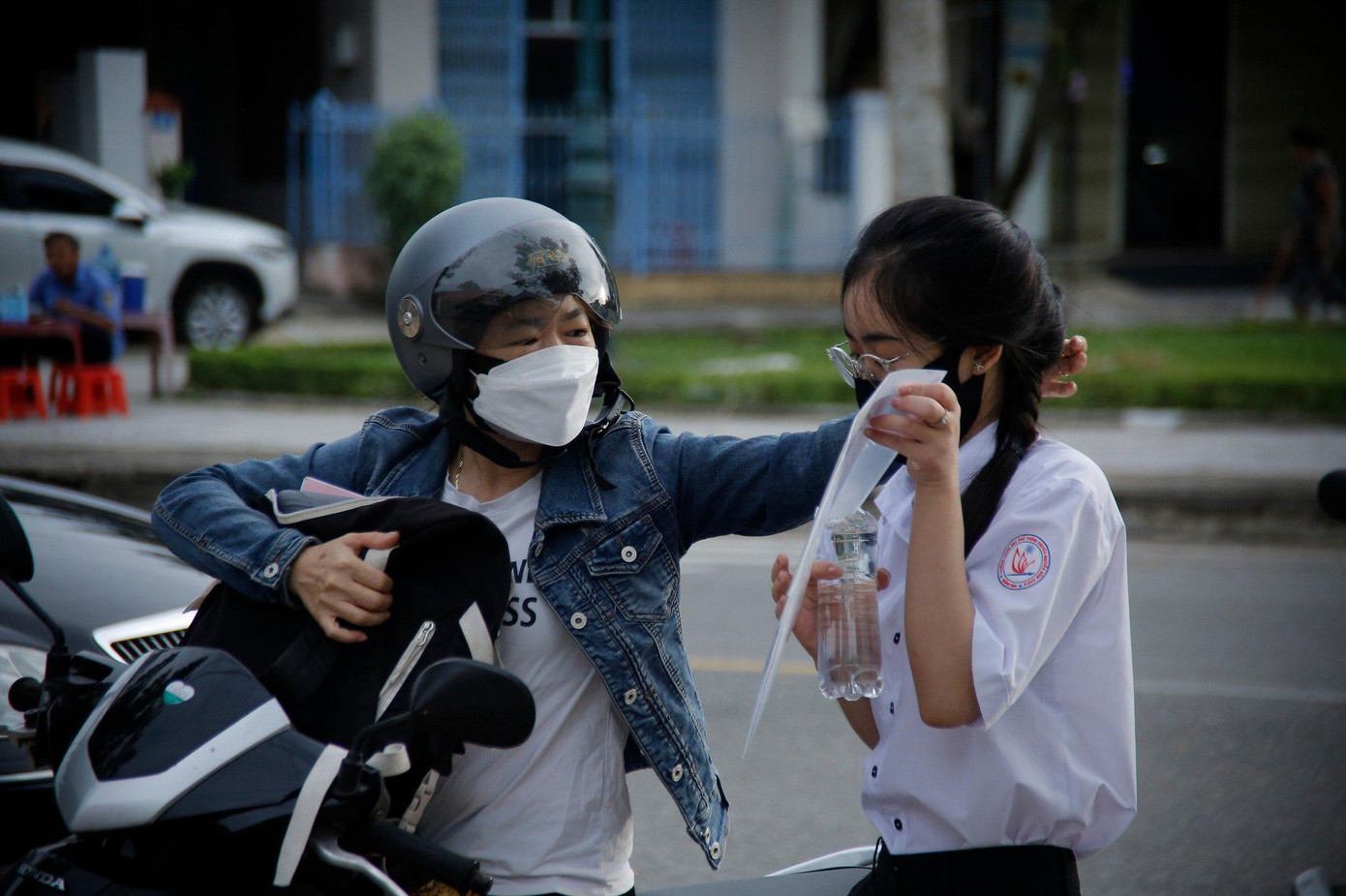 Mẹ động viên con thi tốt