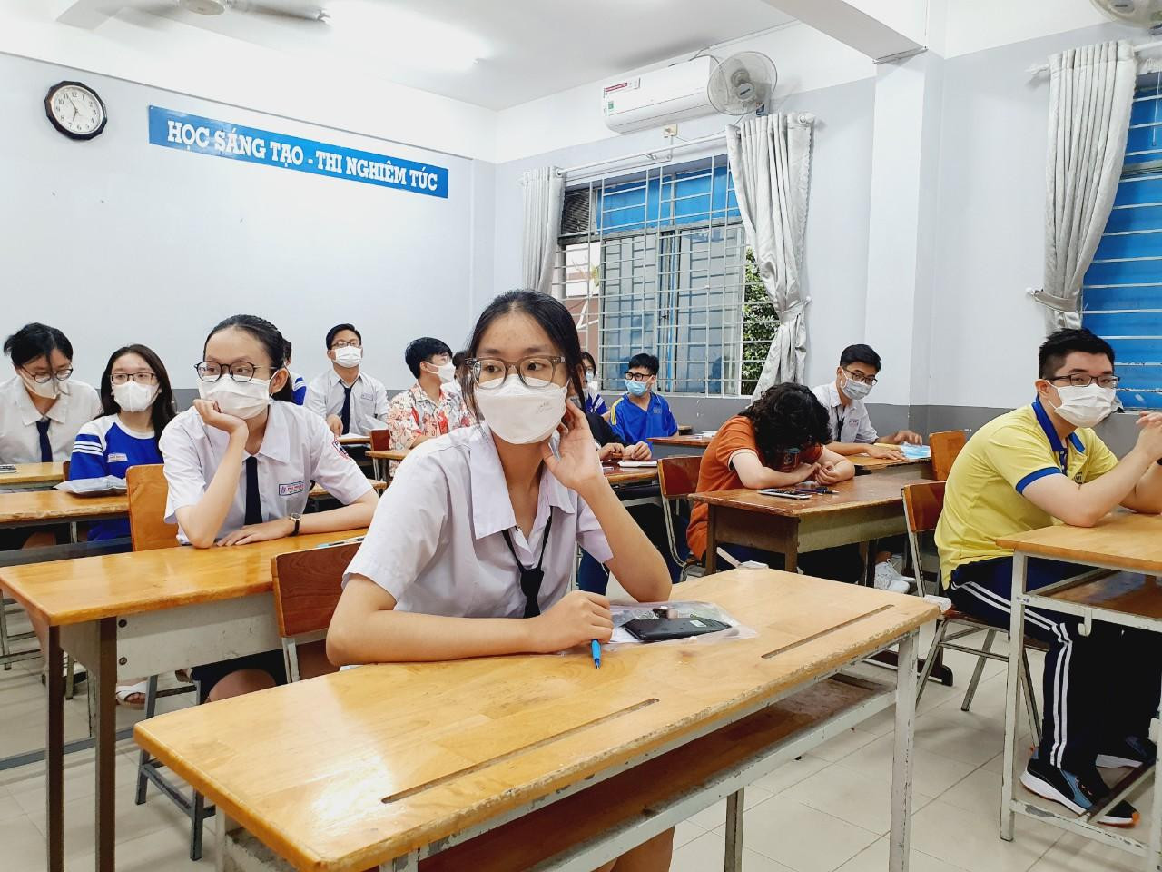 Thí sinh 'thở phào' khi hoàn thành bài thi tổ hợp, cập nhật giải đề 6 môn thi ảnh 32