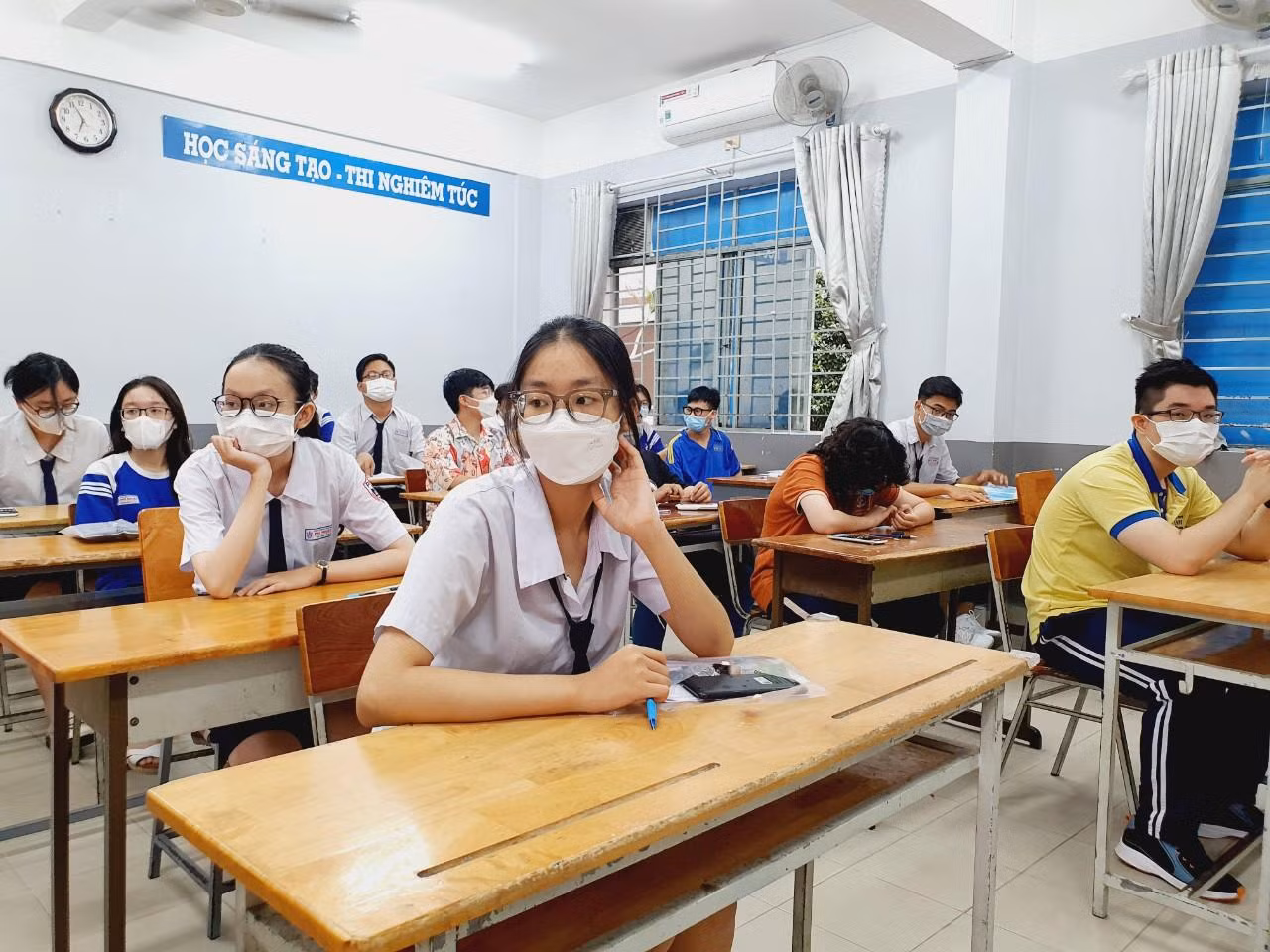 Thí sinh 'thở phào' khi hoàn thành bài thi tổ hợp, cập nhật giải đề 6 môn thi ảnh 32