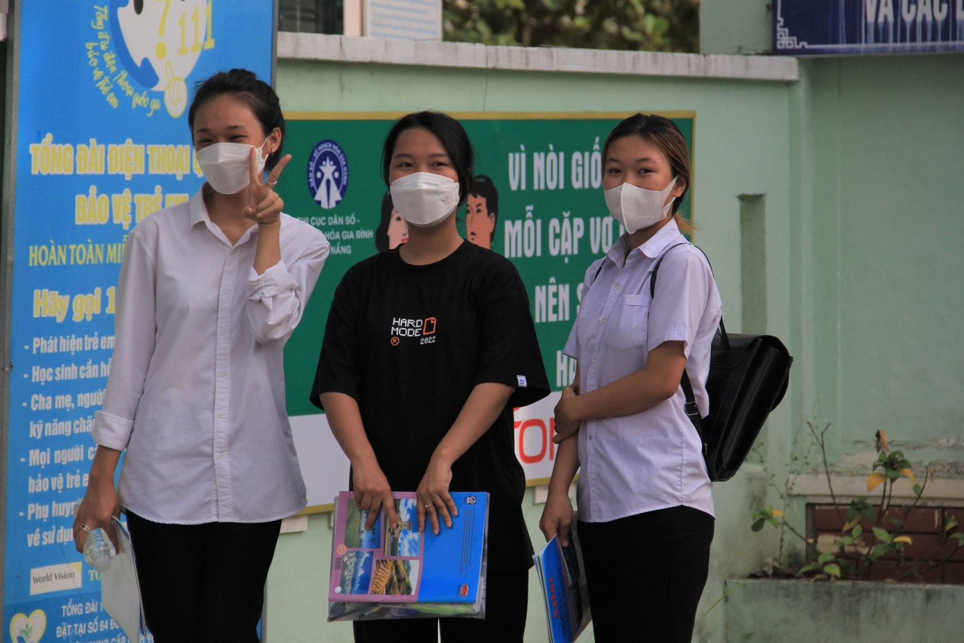 Thí sinh 'thở phào' khi hoàn thành bài thi tổ hợp, cập nhật giải đề 6 môn thi ảnh 27