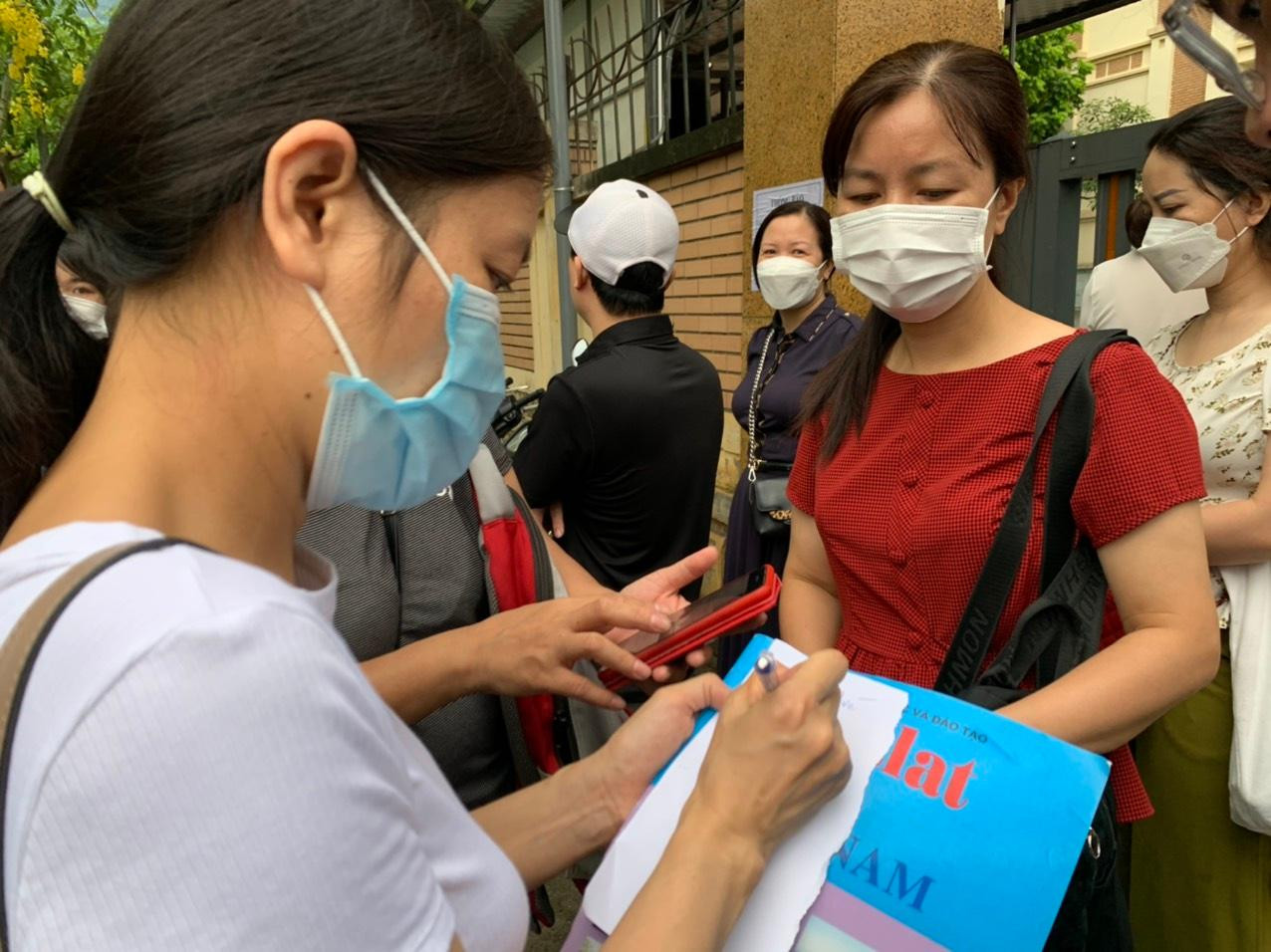 Phụ huynh kịp đi mua cuốn Atlat gửi vào phòng thi cho con