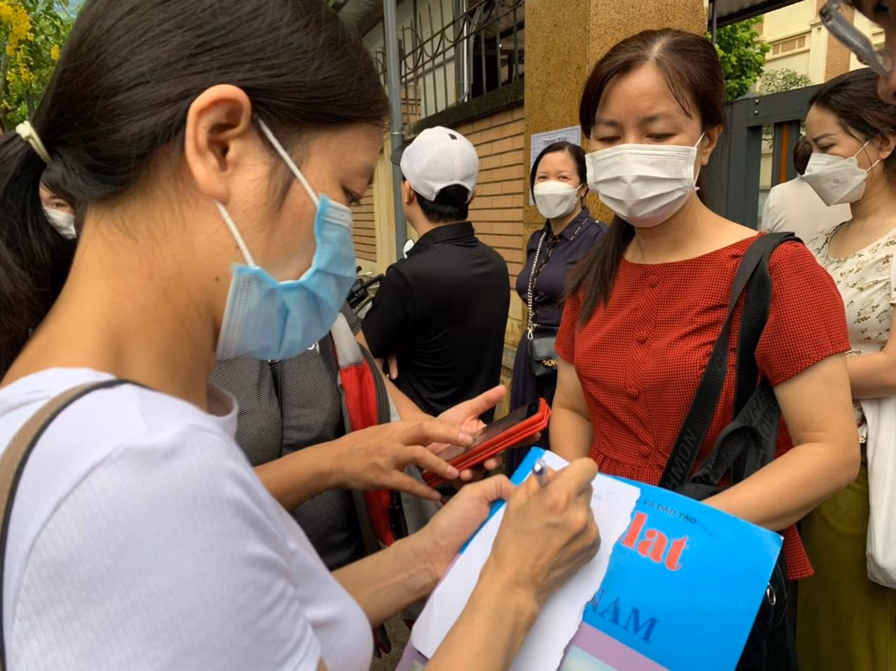 Phụ huynh kịp đi mua cuốn Atlat gửi vào phòng thi cho con