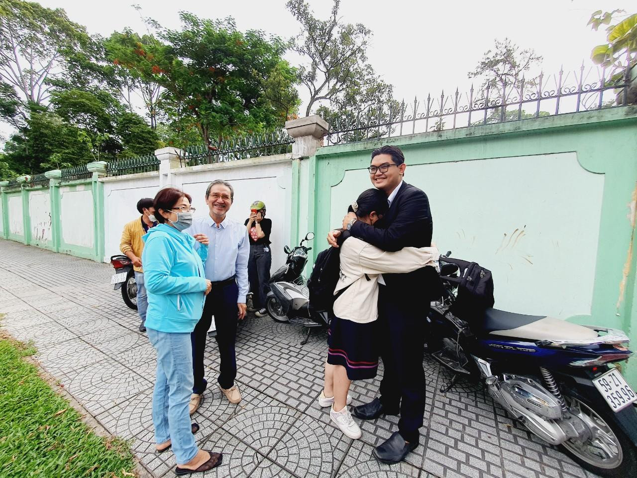 Cha động viên con trước khi vào phòng thi