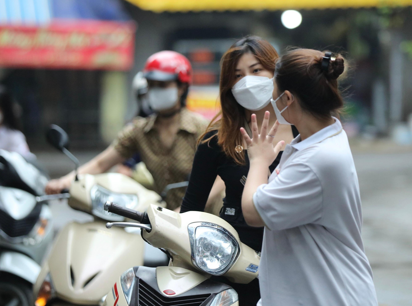 Thí sinh 'thở phào' khi hoàn thành bài thi tổ hợp, cập nhật giải đề 6 môn thi ảnh 20