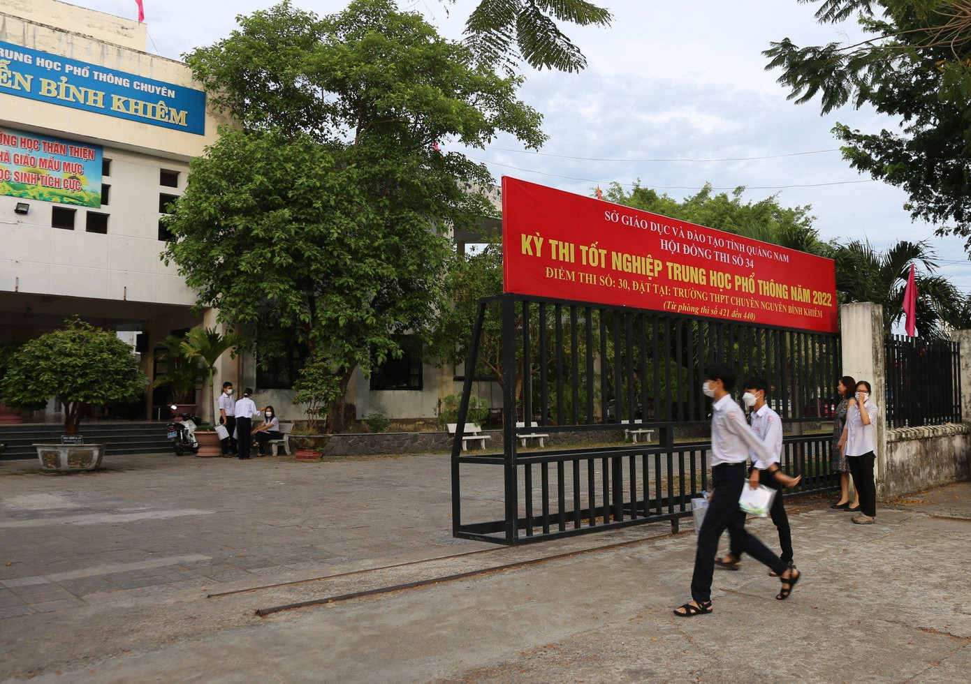 Đến điểm thi từ rất sớm