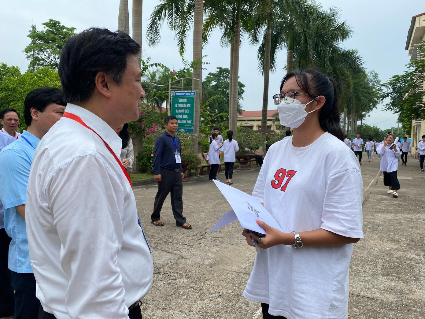 Thứ trưởng Nguyễn Hữu Độ hỏi han, động viên thí sinh tại điểm thi này sau khi các em rời phòng thi môn Toán. Nhiều thí sinh được hỏi cho biết, đề Toán cơ bản giữ độ khó như năm ngoái. Trong đó, 35 câu đầu dễ hẳn, 15 câu cuối nâng dần độ khó. "Có khoảng 4-5 câu cuối không thể làm được, em cũng tích bừa", Nguyễn Thị Thuỳ Dương thí sinh tại điểm thi THPT Gang Thép (Thái Nguyên) chia sẻ. Ảnh: Nguyễn Hà Thứ trưởng Nguyễn Hữu Độ hỏi han, động viên thí sinh tại điểm thi này sau khi các em rời phòng thi môn Toán. Nhiều thí sinh được hỏi cho biết, đề Toán cơ bản giữ độ khó như năm ngoái. Trong đó, 35 câu đầu dễ hẳn, 15 câu cuối nâng dần độ khó. "Có khoảng 4-5 câu cuối không thể làm được, em cũng tích bừa", Nguyễn Thị Thuỳ Dương thí sinh tại điểm thi THPT Gang Thép (Thái Nguyên) chia sẻ. Ảnh: Nguyễn Hà