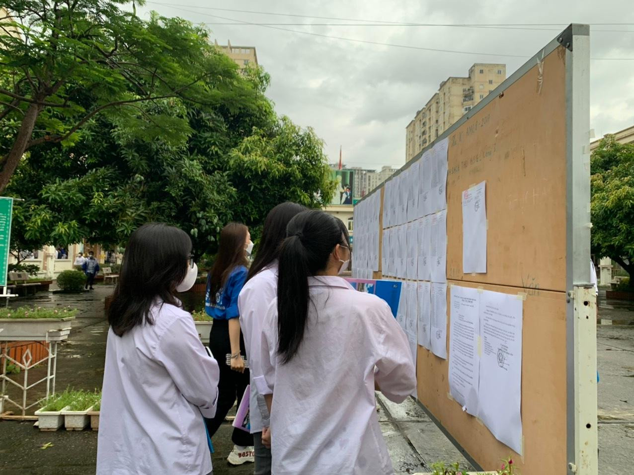 Thí sinh 'thở phào' khi hoàn thành bài thi tổ hợp, cập nhật giải đề 6 môn thi ảnh 8