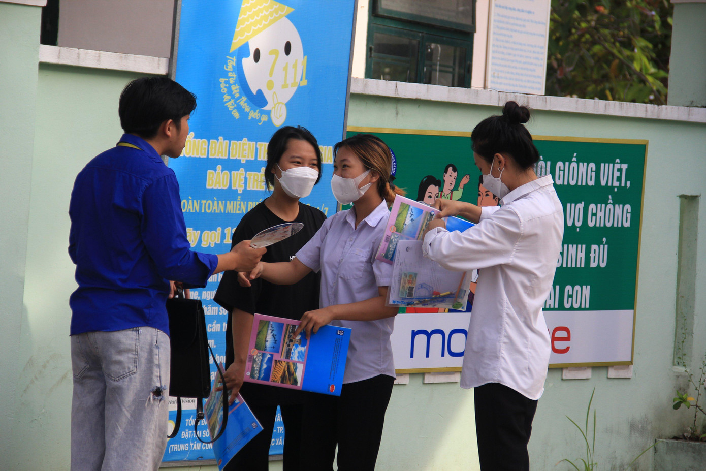 Thí sinh 'thở phào' khi hoàn thành bài thi tổ hợp, cập nhật giải đề 6 môn thi ảnh 28